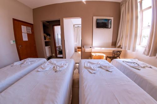 A bed or beds in a room at Hotel Ipiranga Maringa