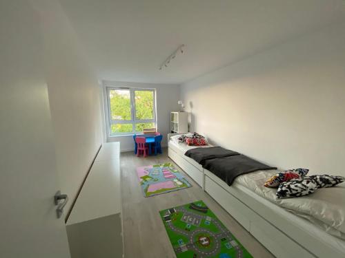 Postel nebo postele na pokoji v ubytování Rodzinny Apartament Platany Centrum