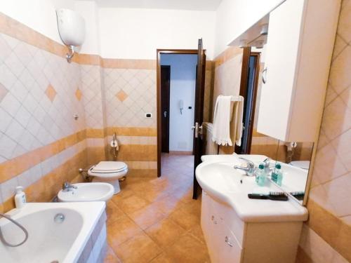 y baño con lavabo, aseo y bañera. en Domus giuseppe, en Guardiabruna