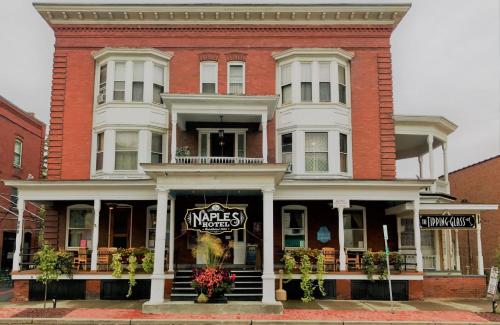 NaplesにあるNaples Hotelの大きな赤レンガ造りの建物(ミアスマレストラン付)