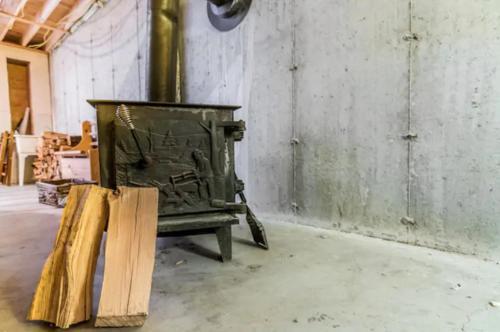 a chair sitting in a room in a warehouse at Cottage Jacques Cartier in Stoneham