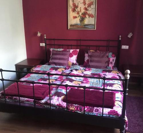 um quarto com uma cama com paredes roxas em Ferienhaus im Ostertal em Sankt Wendel