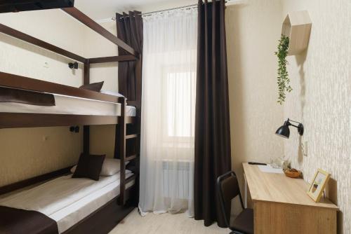 Двухъярусная кровать или двухъярусные кровати в номере Отель Южный Двор