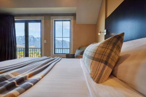 Postel nebo postele na pokoji v ubytování Platinum Queenstown