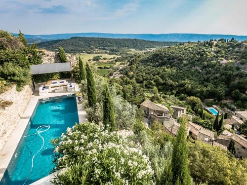- une vue aérienne sur la piscine dans une villa dans l'établissement Villa Sunset in Gordes, à Gordes