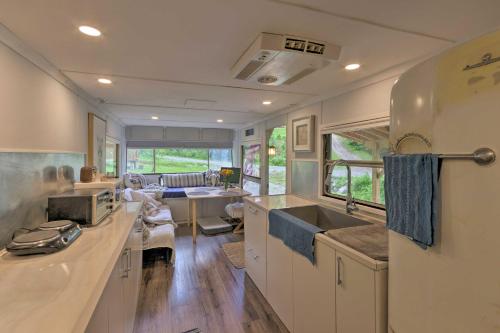 Kép Converted Trailer with Furnished Deck in Marshall! szállásáról Mars Hillben a galériában