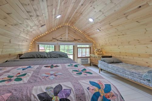 马斯希尔Converted Trailer with Furnished Deck in Marshall!的小木屋内一间卧室,配有一张大床