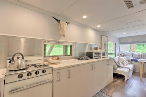 Vintage Converted Trailer Custom Canopy Apt – Photos 4