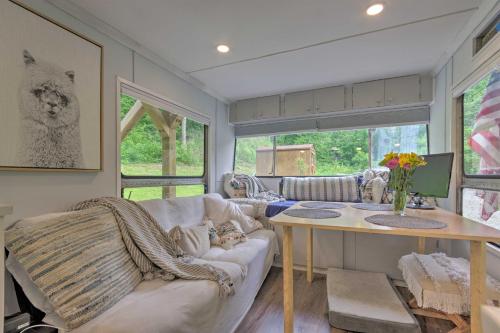 Vintage Converted Trailer Custom Canopy Apt – Photos 5