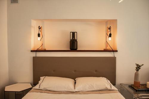 エストリルにあるMoradia Estorilのベッドルーム1室(ベッド1台、上部に2つの照明付)