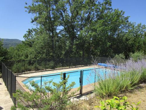 セーニョンにあるSerena Villa in Saignon with Private Swimming Poolの周囲にフェンスを設けたスイミングプール
