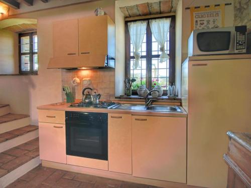 Una cocina o zona de cocina en Apartment in Todi with Pool & History