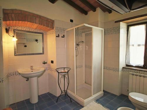 Un baño de Apartment in Todi with Pool & History