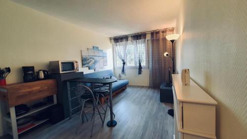Cette petite chambre comprend un bureau et une table. dans l'établissement Annecy : #Studio #Mont Veyrier #Semnoz #Visitation, à Annecy