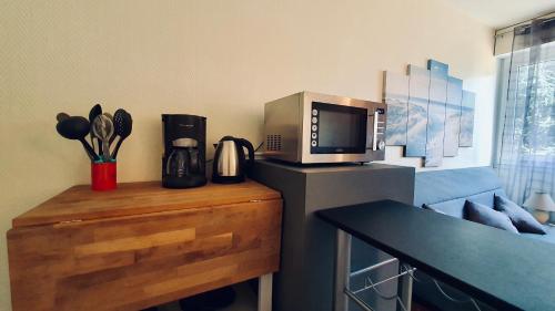 une cuisine avec un four micro-ondes au-dessus d'un comptoir dans l'établissement Annecy : #Studio #Mont Veyrier #Semnoz #Visitation, à Annecy