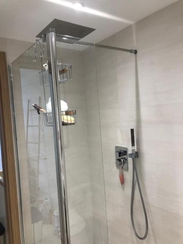 une douche avec une porte vitrée dans une salle de bain dans l'établissement Beautiful gulf of St Tropez Mazet with large terrace, private area (swimming pools, tennis), à Roquebrune-sur Argens