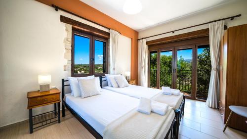 Posteľ alebo postele v izbe v ubytovaní Villas Louloudaki