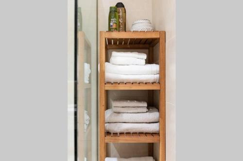 a wooden shelf with towels on it in a bathroom at VIGO CENTRO VISTAS in Vigo