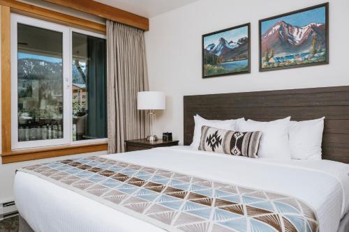 a bedroom with a large bed and a window at Juniper Springs Resort in Mammoth Lakes