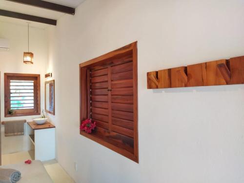 伊卡萊的住宿－Villa Pitaya，浴室的墙壁上设有木门。