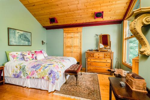 Gallery image of The Enchanted River Cottage - River - Luxurious Cottage - Jacuzzi in Drumheller