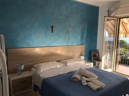 ディアマンテにあるRed Stoneのベッドルーム1室(壁に十字架付きのベッド1台付)