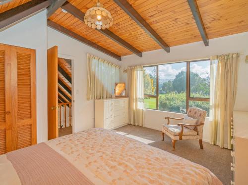 Katil atau katil-katil dalam bilik di Sea Breeze Sanctuary - Pauanui Holiday Home