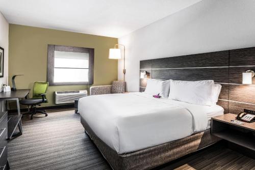 A bed or beds in a room at Holiday Inn Express & Suites Boynton Beach East, an IHG Hotel