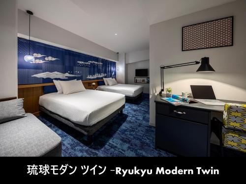 Ein Bett oder Betten in einem Zimmer der Unterkunft Estinate Hotel Naha