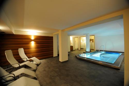 a hotel room with a jacuzzi tub in a room at Apparthotel Gartenresidence Nalserhof in Nalles