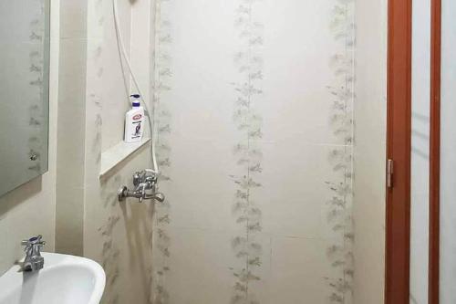 a bathroom with a sink and a shower curtain at Rudi Rooms near Stasiun Cikarang Mitra RedDoorz in Jakarta
