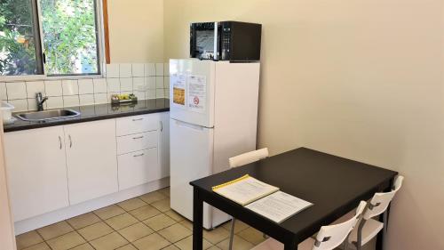 Η κουζίνα ή μικρή κουζίνα στο Paradise Court Holiday Units
