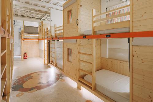 阿信輕旅 tesisinde bir ranza yatağı veya ranza yatakları