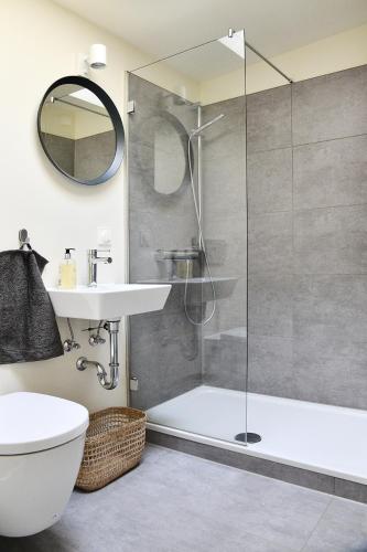 a bathroom with a shower and a toilet and a sink at JETHON Exklusives City-Appartement Bernburg in Bernburg