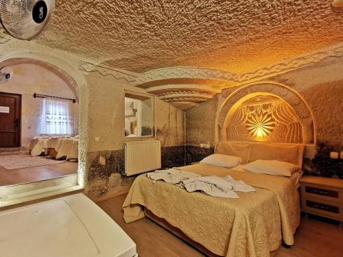 1 dormitorio con 1 cama en una habitación con techo en Falcon Cave Suites, en Göreme