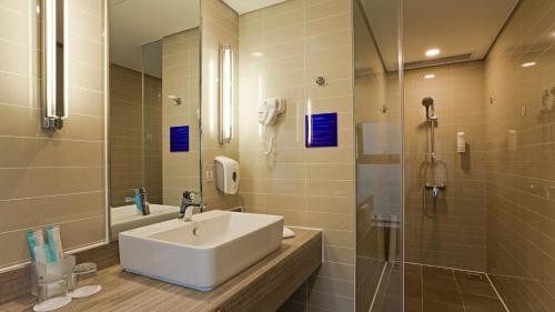 Salle de bains dans l'établissement Holiday Inn Express Xi'an High-Tech Zone by IHG