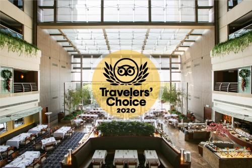 a restaurant with a sign that reads travelers choice at Ambassador Hotel Hsinchu in Hsinchu City