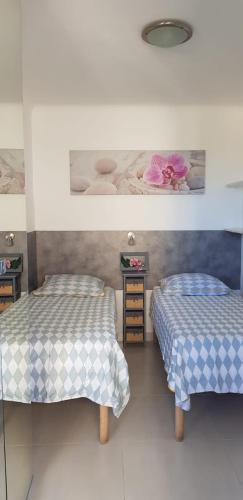 - 2 lits dans une chambre avec 2 lits dans l'établissement Cannes Les Pins, à Cannes