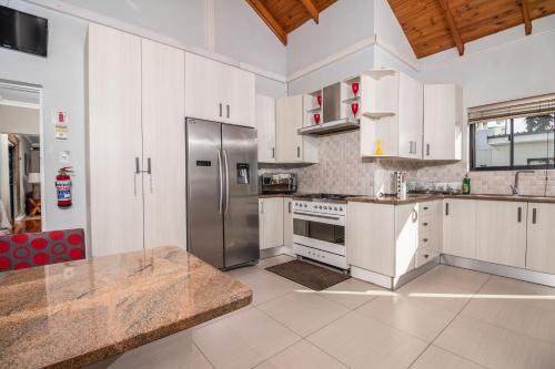 Una cocina o cocineta en Cashmere Suites