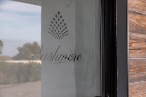 Un certificado, premio, letrero u otro documento en Cashmere Suites
