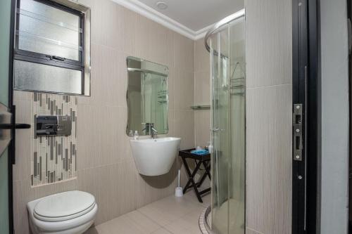Un baño de Cashmere Suites