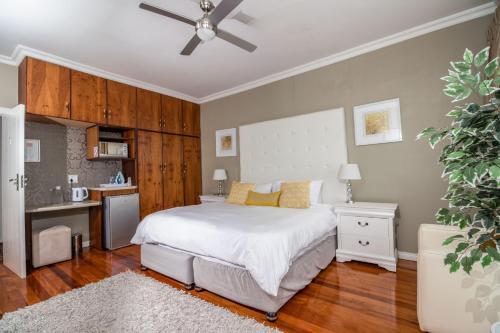 Una cama o camas en una habitación de Cashmere Suites