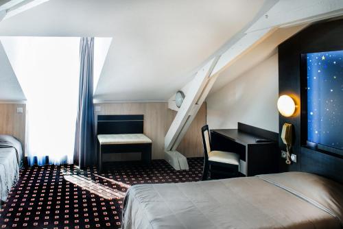 Ένα ή περισσότερα κρεβάτια σε δωμάτιο στο Hôtel Stella