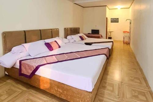 Postel nebo postele na pokoji v ubytování Pesona Wisata Alam Ciparay Endah Mitra RedDoorz
