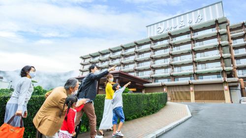 a group of people standing in front of a building at Kinugawa Hotel Mikazuki in Nikko