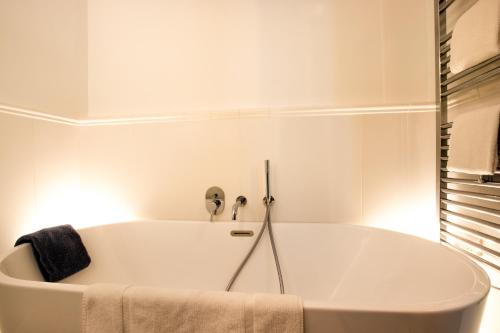 a white bath tub in a white bathroom at Magnifique appartement avec 3 chambres en Hypercentre in Bordeaux