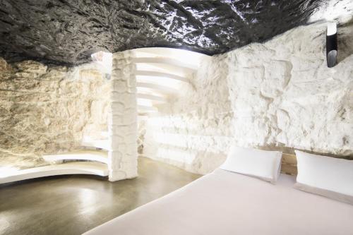 una camera con letto e parete in pietra di Апартаменти з сауною на Площі Ринок для 4 -х гостей - в еко стилі a Lviv