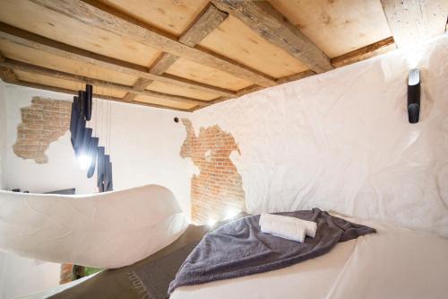 una camera con un letto e un muro di mattoni di Апартаменти з сауною на Площі Ринок для 4 -х гостей - в еко стилі a Lviv
