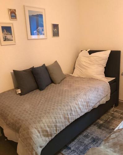 a bed with many pillows on it in a bedroom at Ferienwohnung auf der Blue Ranch in Engen