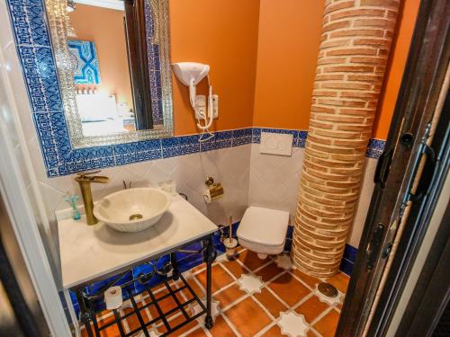 een badkamer met een wastafel en een toilet bij La Esperanza in Alcalá del Valle